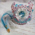 Bracelet Beauty Alicia Blue manchette Haute Couture brodé avec des cabochons en Cristal et Résine, chatons Cristal, facettes, dentelle Blanche et Bleu, rubans et rocailles pour un style contemporain